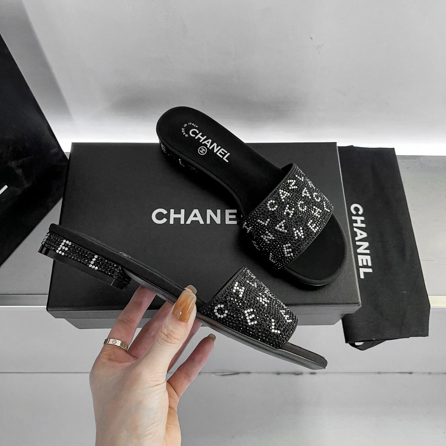 👟👟Ex-factory price 440👟👟 Xiaoxiang Chanel rhinestone slippers with large black rhinestone letters, these really blingbling slippers are full of diamonds. They are both classic and artistic, and can be styled according to your daily style. The characteristic is that the hot diamonds are particularly shiny. They are made with heavy craftsmanship and are not easy to fall off. They have the sexy temperament of celebrities and are versatile. Color: black, white, 35-40 leather outsole